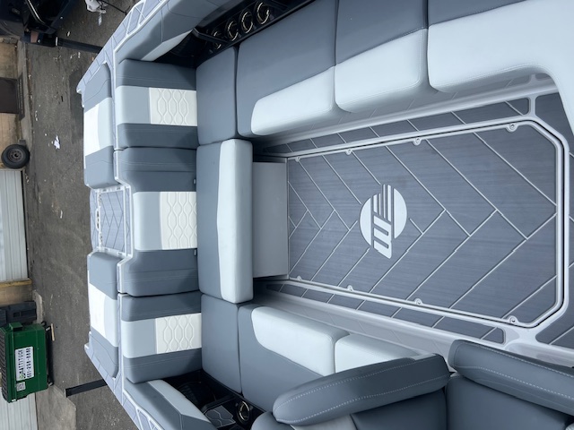 2025 Malibu 23 LSV Icon